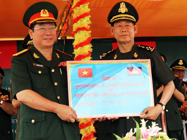 Việt Nam hỗ trợ xây cơ sở hạ tầng cho công binh Campuchia ảnh 1