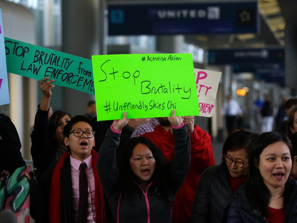 United Airlines không sa thải nhân viên cố ép hành khách rời máy bay ảnh 1