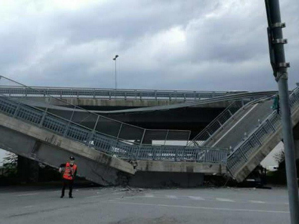 Sập cầu vượt tại Italy, đè nát xe ôtô của lực lượng Hiến binh ảnh 1