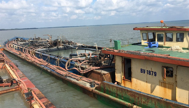 Liên tục phát hiện khai thác, vận chuyển cát trái phép ở biển Cần Giờ ảnh 1
