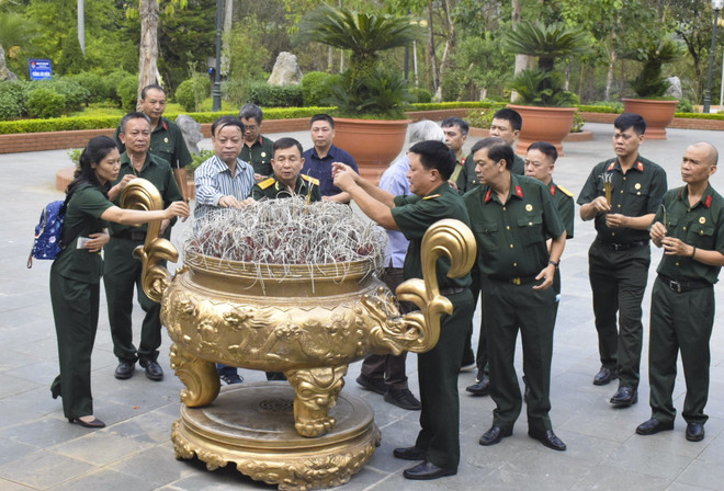 Hội Cựu chiến binh TTXVN thăm chiến trường Điện Biên Phủ ảnh 2