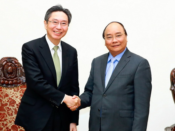 Thủ tướng Nguyễn Xuân Phúc tiếp ông Takashi Oyamada, Tổng giám đốc Ngân hàng BTMU. (Ảnh: Thống Nhất/TTXVN) Việt Nam nỗ lực cải thiện môi trường nhằm thu hút nhà đầu tư Nhật ảnh 1