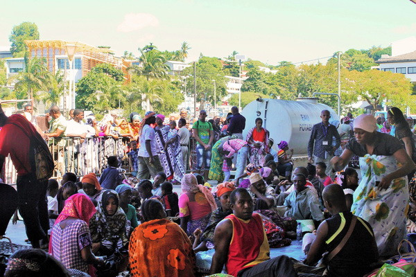 Người Comoros nhập cư bất hợp pháp vào đảo Mayotte tại Mamoudzou, Pháp. (Nguồn: AFP/TTXVN) Pháp đề xuất giải pháp cho vấn đề người tị nạn tại châu Âu ảnh 1