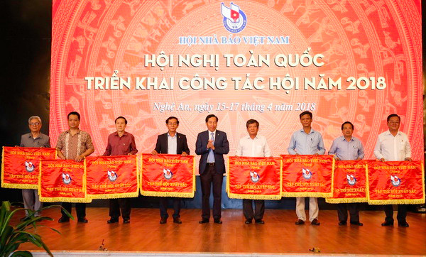 Trao cờ thi đua của Hội Nhà báo Việt Nam cho 9 tập thể xuất sắc. (Ảnh: Bích Huệ/TTXVN) Hội nghị toàn quốc tổng kết hoạt động của Hội Nhà báo Việt Nam 2017 ảnh 6