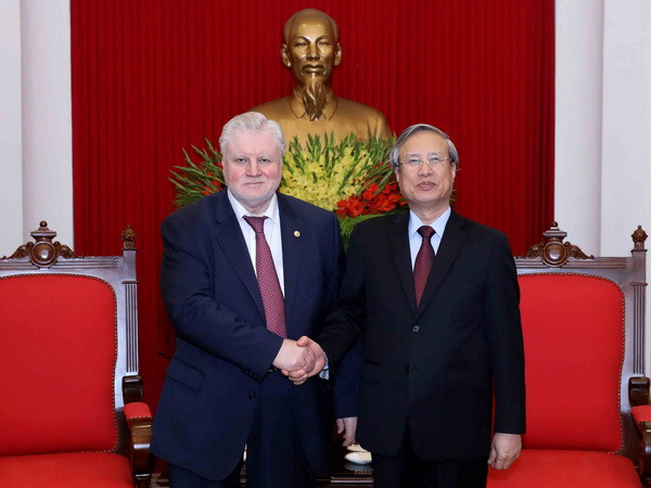 Thường trực Ban Bí thư, Chủ nhiệm Ủy ban Kiểm tra Trung ương Trần Quốc Vượng tiếp Chủ tịch Đảng nước Nga công bằng Sergay Mikhailovich Mironov. (Ảnh: Phương Hoa/TTXVN) Đoàn đại biểu cấp cao Đảng Nước Nga Công bằng thăm Việt Nam ảnh 1