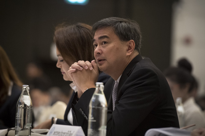 Tổng Thư ký đảng Dân chủ Abhisit Vejjajiva tại cuộc họp các chính đảng ở Bangkok, Thái Lan. (Nguồn: AFP/TTXVN) Thái Lan: Ông Abhisit có thể mất quyền lãnh đạo đảng Dân chủ ảnh 1