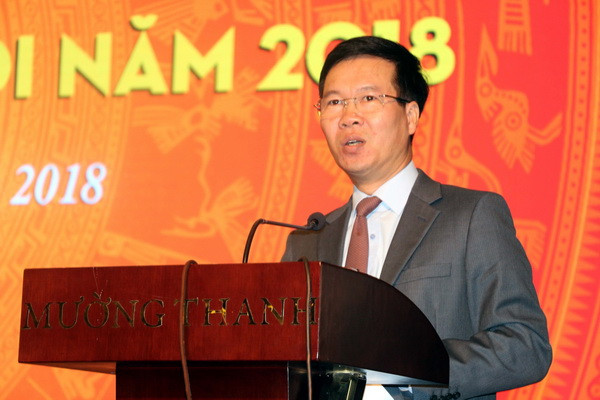 Trưởng Ban Tuyên giáo Trung ương Võ Văn Thưởng phát biểu chỉ đạo hội nghị. (Ảnh: Bích Huệ/TTXVN) Hội nghị toàn quốc tổng kết hoạt động của Hội Nhà báo Việt Nam 2017 ảnh 2