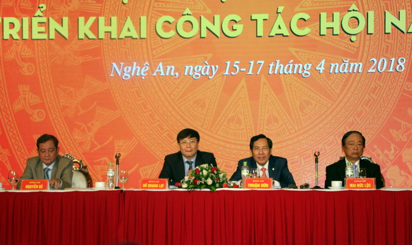 Đoàn Chủ tịch hội nghị. (Ảnh: Bích Huệ/TTXVN) Hội nghị toàn quốc tổng kết hoạt động của Hội Nhà báo Việt Nam 2017 ảnh 1
