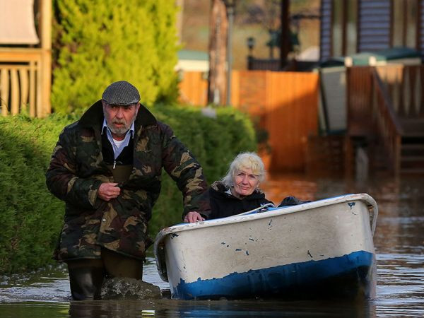 Thủ tướng Anh hủy công du Trung Đông để lo chống lũ ảnh 1