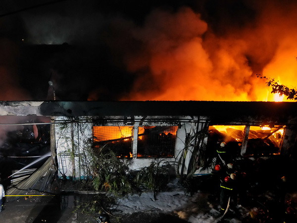 Hà Nội: Cháy lớn tại thị trấn Xuân Mai, hai người tử vong ảnh 1