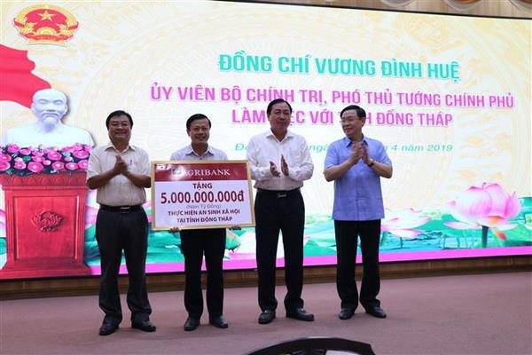 Ngân hàng Agribank tặng 5 tỷ đồng nhằm thực hiện công tác an sinh xã hội tại tỉnh Đồng Tháp. (Ảnh: Nguyễn Văn Trí/TTXVN) Phó Thủ tướng Vương Đình Huệ làm việc với lãnh đạo Đồng Tháp ảnh 2