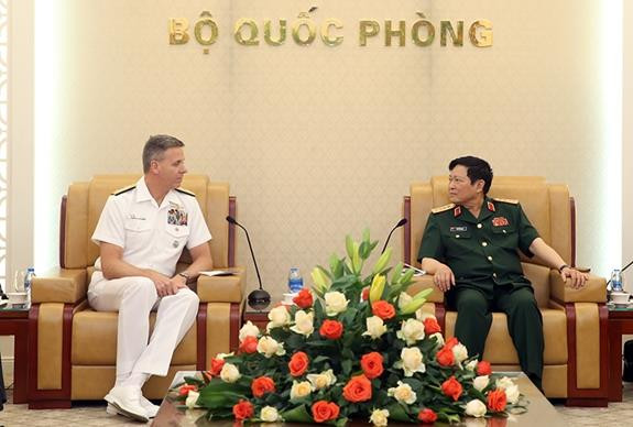 Đại tướng Ngô Xuân Lịch tiếp Đô đốc Philip Davidson. (Nguồn: qdnd.vn) Thúc đẩy hợp tác quốc phòng giữa Việt Nam và Hoa Kỳ ảnh 1