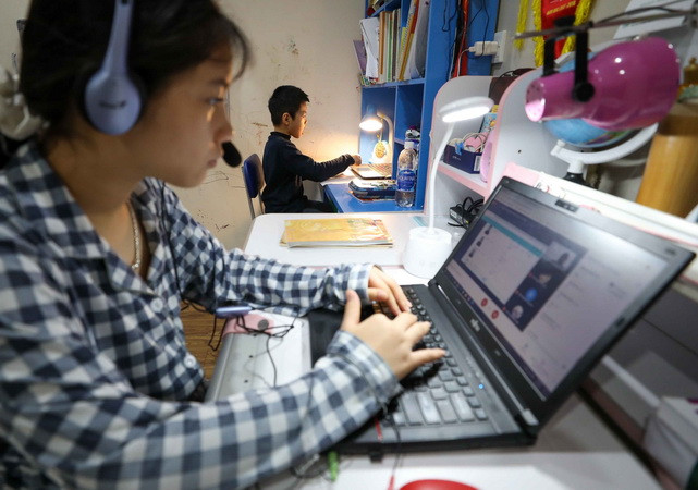 Học sinh Hà Nội học trực tuyến. (Ảnh: Thanh Tùng/TTXVN) Tăng cường điều kiện bảo đảm kế hoạch năm học mới hiệu quả, chất lượng ảnh 1