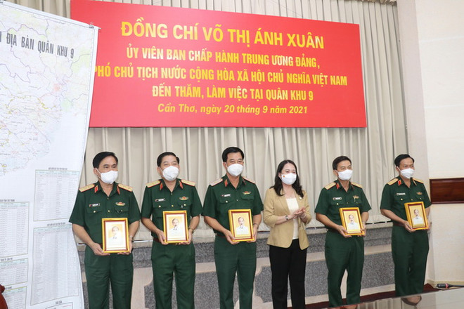 Phó Chủ tịch nước Võ Thị Ánh Xuân tặng quà cho các lãnh đạo Quân khu 9. (Ảnh: Ngọc Thiện/TTXVN) Phó Chủ tịch nước Võ Thị Ánh Xuân làm việc với Quân khu 9 ảnh 1