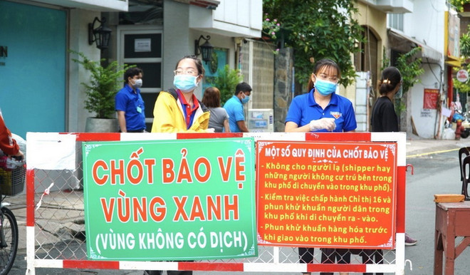 Người dân huyện Xuân Lộc quyết tâm khóa chặt và giữ vững "vùng xanh." (Ảnh: TTXVN phát) Phó Thủ tướng: Phủ rộng vaccine là mấu chốt để kết nối kinh tế vùng ảnh 1