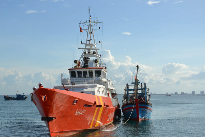 Đưa 10 ngư dân trên tàu cá bị "tàu lạ" đâm chìm về đất liền ảnh 1