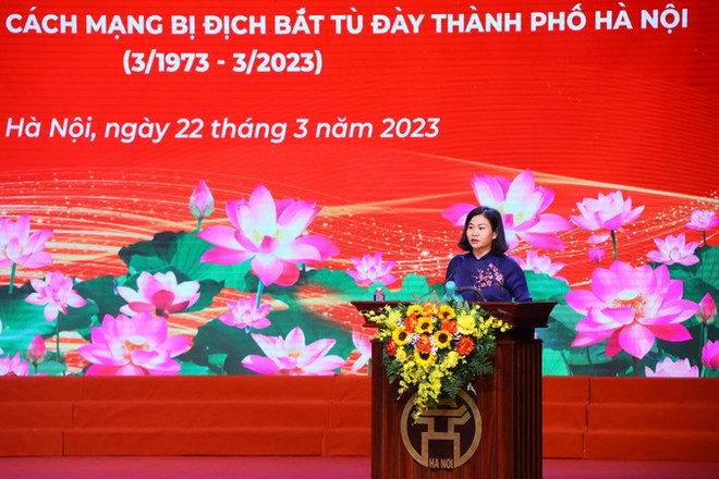 Ủy viên Trung ương Đảng, Phó Bí thư Thường trực Thành ủy Hà Nội Nguyễn Thị Tuyến phát biểu. (Ảnh: Phương Uyên/TTXVN phát) 50 năm "Chiến thắng trở về": Tri ân các chiến sỹ cách mạng bị tù đầy ảnh 1