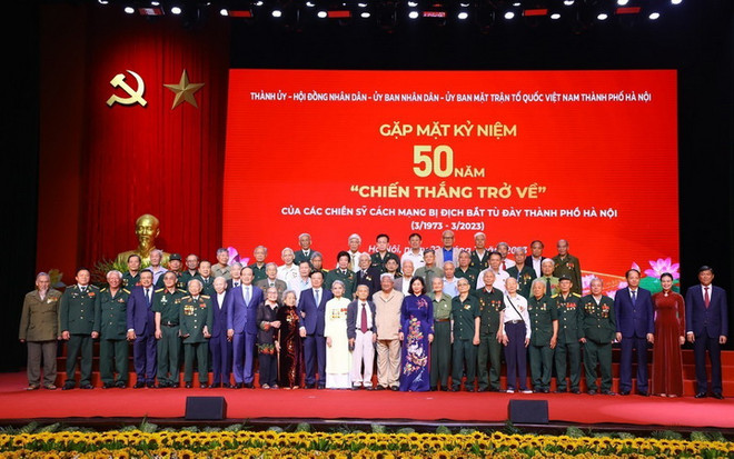 Lãnh đạo thành phố Hà Nội với các chiến sĩ cách mạng bị địch bắt tù đày tại buổi lễ. (Ảnh: Văn Điệp/TTXVN) 50 năm "Chiến thắng trở về": Tri ân các chiến sỹ cách mạng bị tù đầy ảnh 2