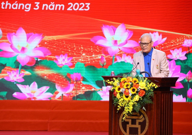 Đại diện chiến sỹ cách mạng bị địch bắt tù đày báo cáo tại buổi lễ. (Ảnh: Phương Uyên/TTXVN phát) 50 năm "Chiến thắng trở về": Tri ân các chiến sỹ cách mạng bị tù đầy ảnh 3