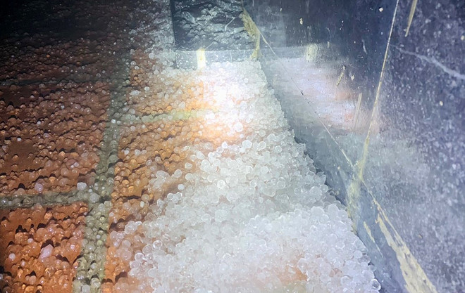 Mưa đá dữ dội trên đỉnh Fansipan, lớp đá phủ trắng đường đi ảnh 1