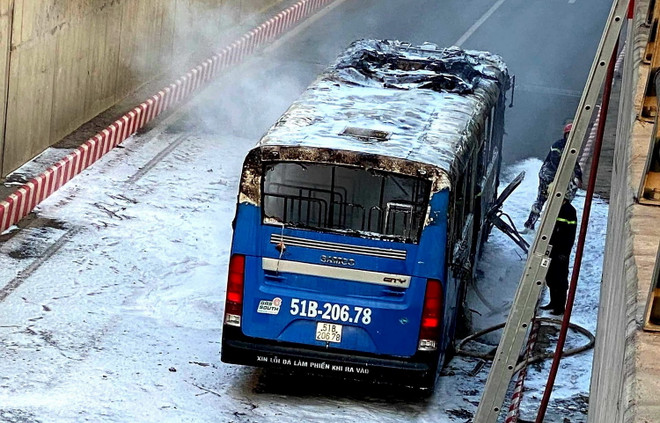 [Photo] Xe buýt bốc cháy dữ dội tại hầm chui An Sương của TPHCM ảnh 3