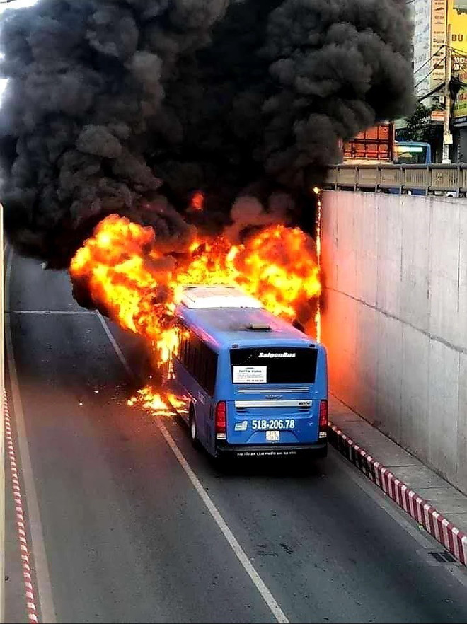 [Photo] Xe buýt bốc cháy dữ dội tại hầm chui An Sương của TPHCM ảnh 1