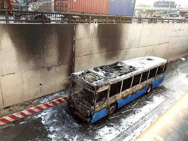 [Photo] Xe buýt bốc cháy dữ dội tại hầm chui An Sương của TPHCM ảnh 4