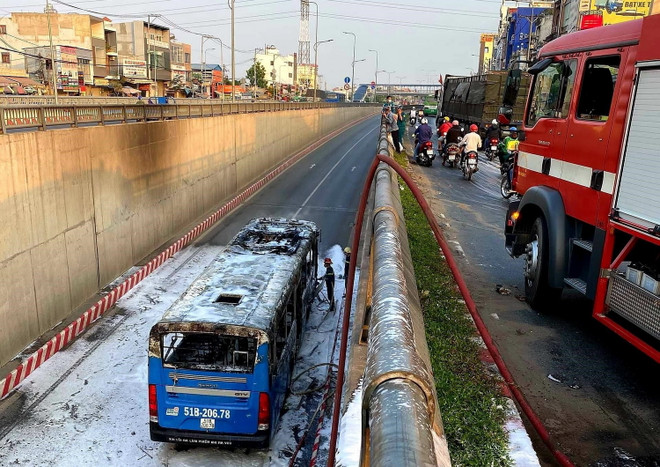[Photo] Xe buýt bốc cháy dữ dội tại hầm chui An Sương của TPHCM ảnh 2