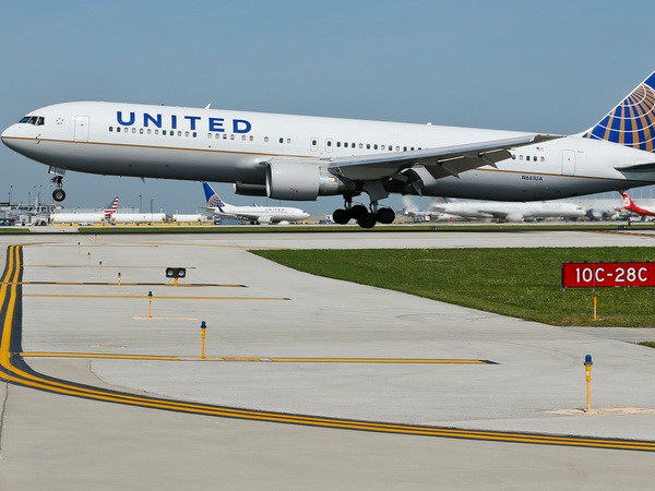 United Airlines tăng bồi thường, giảm lượng vé đặt quá số ghế ảnh 1