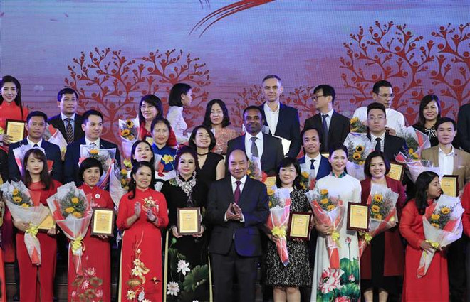 Thủ tướng Nguyễn Xuân Phúc nhắn tin ủng hộ người nghèo ảnh 1