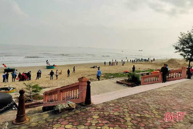 Hà Tĩnh: Khẩn trương tìm kiếm hai học sinh bị sóng biển cuốn trôi ảnh 1