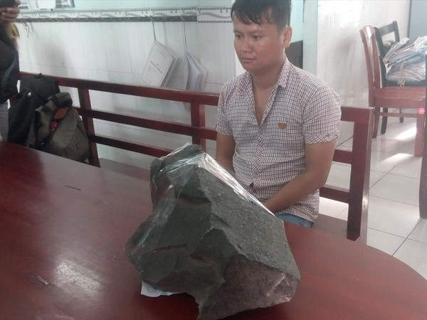 Khởi tố kẻ cầm tảng đá lớn ném cảnh sát cơ động ở Bình Tân ảnh 1