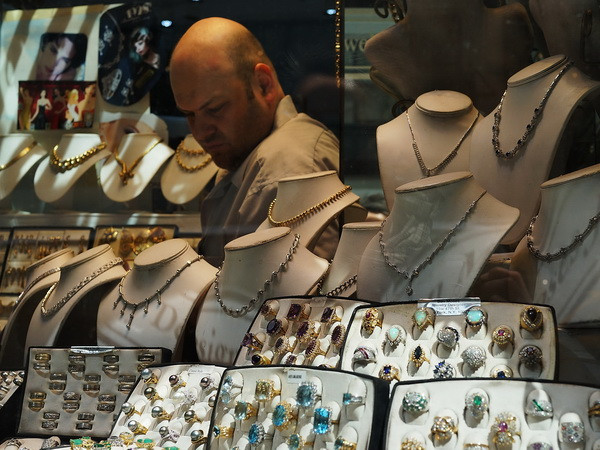 Giá vàng giảm với tốc độ mạnh nhất trong năm tháng qua ảnh 1