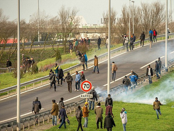 Cảnh sát Pháp trấn áp gần 1.000 người tìm cách vượt hầm Channel ảnh 1