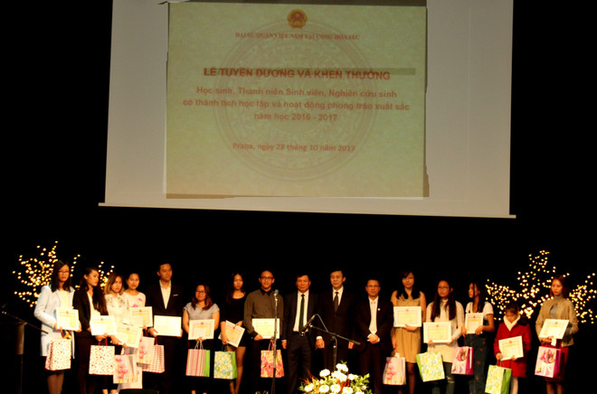 Tôn vinh truyền thống hiếu học của người Việt Nam tại Séc ảnh 1