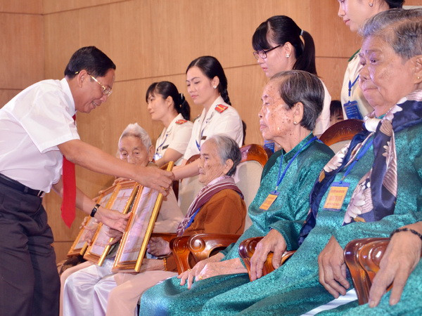 Trà Vinh trao, truy tặng danh hiệu Bà mẹ Việt Nam Anh hùng ảnh 1