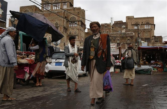 Người dân Yemen tại khu chợ ở Sanaa. (Ảnh: THX/TTXVN) Hy vọng mới cho Yemen: Bạo lực giảm, ngân sách cứu trợ tăng ảnh 1