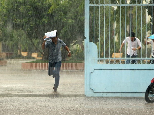 Đêm 7/8, Bắc Bộ có mưa dông diện dộng, đề phòng tố lốc, lũ quét ảnh 1