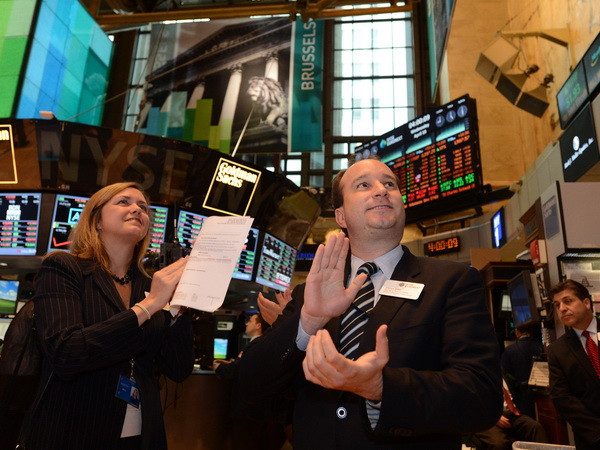 Hai chỉ số chứng khoán Dow Jones và S&P 500 lập kỷ lục mới ảnh 1