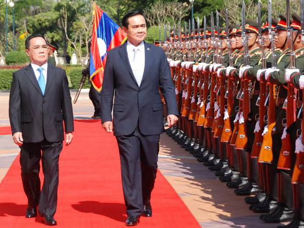 Thủ tướng Thái Lan bắt đầu chuyến thăm chính thức Lào ảnh 1