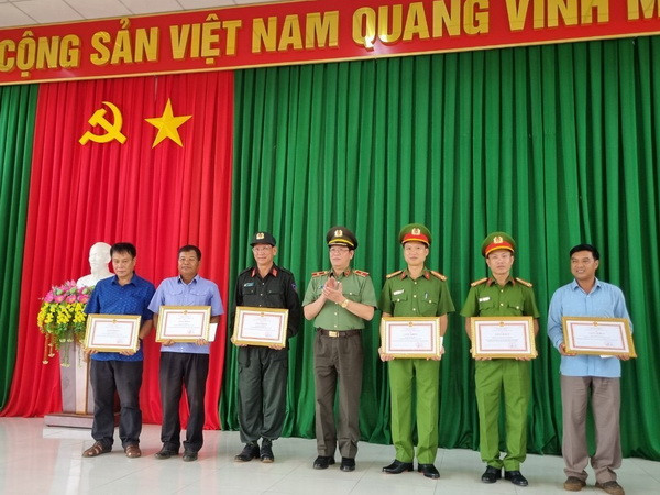 Khen thưởng tập thể, cá nhân truy bắt 3 đối tượng truy nã nguy hiểm ảnh 1