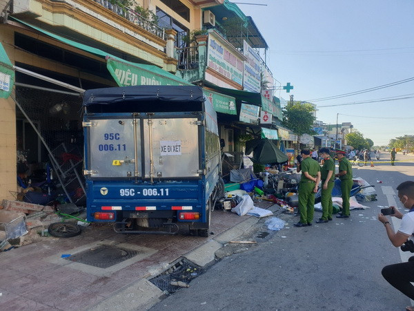 Hiện trường vụ tai nạn. (Ảnh: TTXVN phát) Quảng Ngãi: Xe tải mất lái tông vào nhà dân, 3 người thương vong ảnh 1