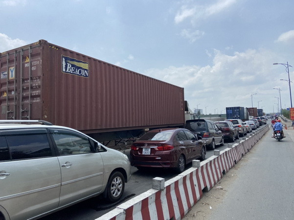 Hàng nghìn ôtô, xe máy xếp hàng kéo dài nhiều km trên đường Đồng Văn Cống hướng về phà Cát Lái. (Ảnh: Mạnh Linh/Báo Tin tức) TP.HCM: Chấm dứt hợp đồng nhà thầu mở rộng đường Đồng Văn Cống ảnh 1