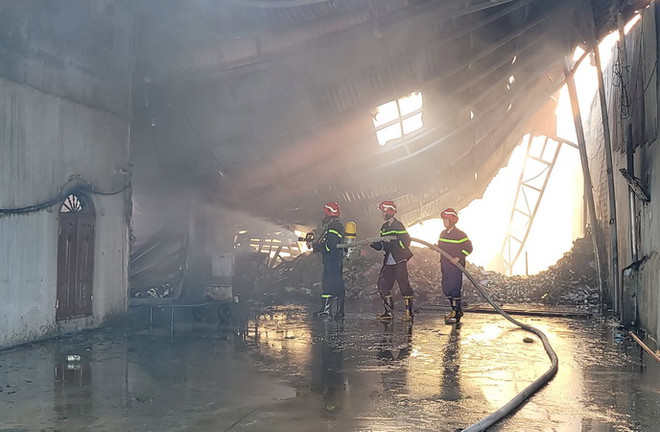 Gia Lai: Cháy lớn thiêu rụi kho hàng và 2 nhà dân ở thành phố Pleiku ảnh 1