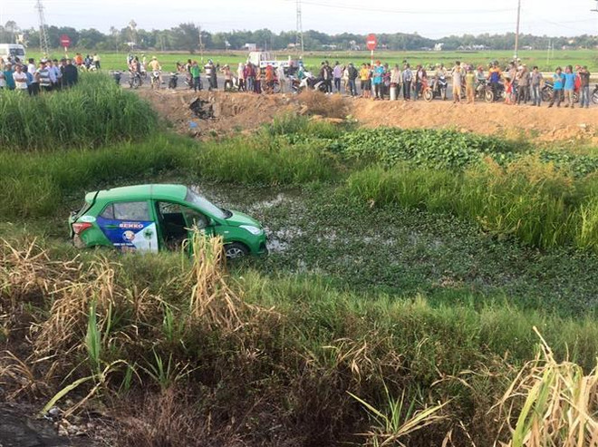 Tàu hỏa húc văng xe taxi làm năm người thương vong ảnh 1