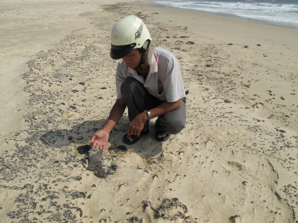 Dầu vón cục lại trôi dạt vào các bãi tắm tại Bà Rịa-Vũng Tàu ảnh 1