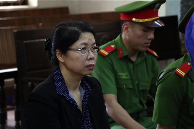 Bị cáo Nguyễn Thanh Nhàn (nguyên Phó trưởng phòng Phòng Khảo thí và Quản lý chất lượng giáo dục, Sở Giáo dục và Đào tạo tỉnh Sơn La) tại phiên tòa. (Ảnh: Hữu Quyết/TTXVN) Hoãn Phiên tòa phúc thẩm vụ án gian lận thi cử tại Sơn La ảnh 4