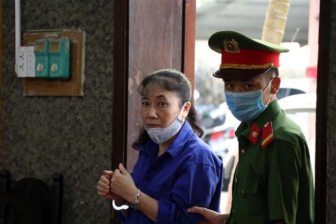 Bị cáo Nguyễn Thị Hồng Nga (nguyên chuyên viên Phòng Khảo thí và Quản lý chất lượng giáo dục, Sở Giáo dục và Đào tạo tỉnh Sơn La) tại phiên tòa. (Ảnh: Hữu Quyết/TTXVN) Hoãn Phiên tòa phúc thẩm vụ án gian lận thi cử tại Sơn La ảnh 2