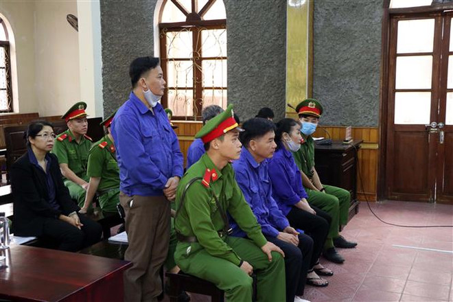 Bị cáo Nguyễn Minh Khoa đề nghị hoãn phiên tòa do luật sư vắng mặt. (Ảnh: Hữu Quyết/TTXVN) Hoãn Phiên tòa phúc thẩm vụ án gian lận thi cử tại Sơn La ảnh 1