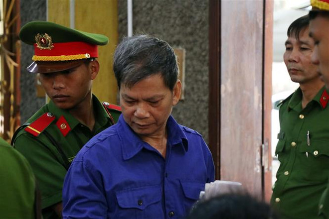 Bị cáo Lò Văn Huynh (nguyên Trưởng phòng Phòng Khảo thí và Quản lý chất lượng giáo dục, Sở Giáo dục và Đào tạo tỉnh Sơn La) tại phiên tòa. (Ảnh: Hữu Quyết/TTXVN) Hoãn Phiên tòa phúc thẩm vụ án gian lận thi cử tại Sơn La ảnh 3